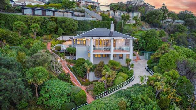 Exceptional Harbour Front  LIving