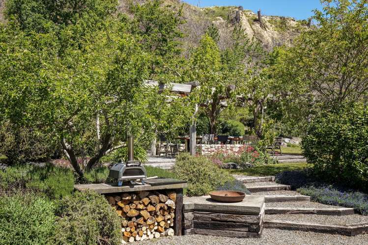 697 Leader Road East Parnassus_31