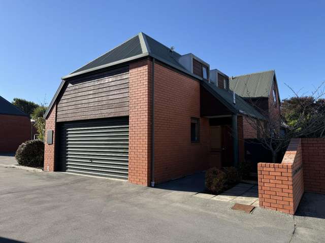 Modern City-Fringe Townhouse in Prime St Albans Location