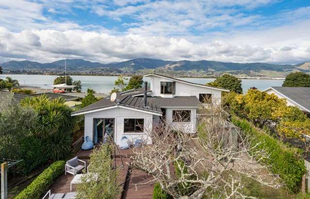 HOLIDAY LIVING - ALL YEAR ROUND