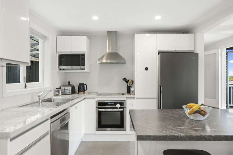 83 Mcleod Road Te Atatu South_9