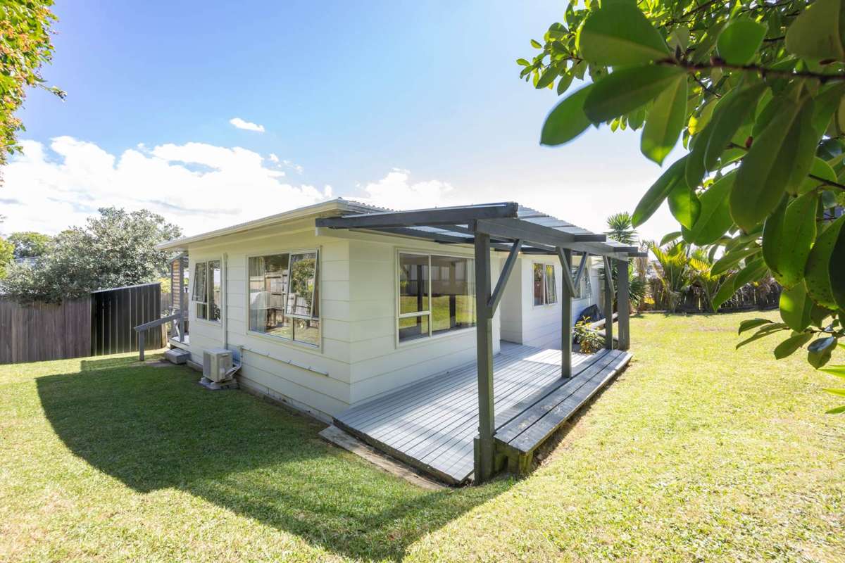 2/11 Longreach Drive_0
