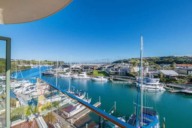 Single Level, Waterfront, World Class Views!