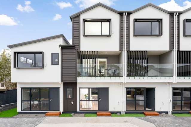 Modern Comfort Meets West Harbour Convenience