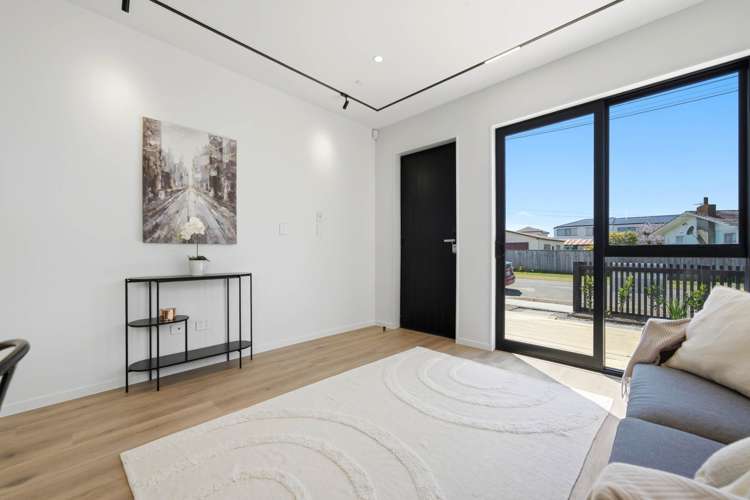 2/2 Halswell Street Mangere East_3