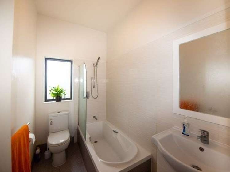 2/11 Gordon Place Newtown_5