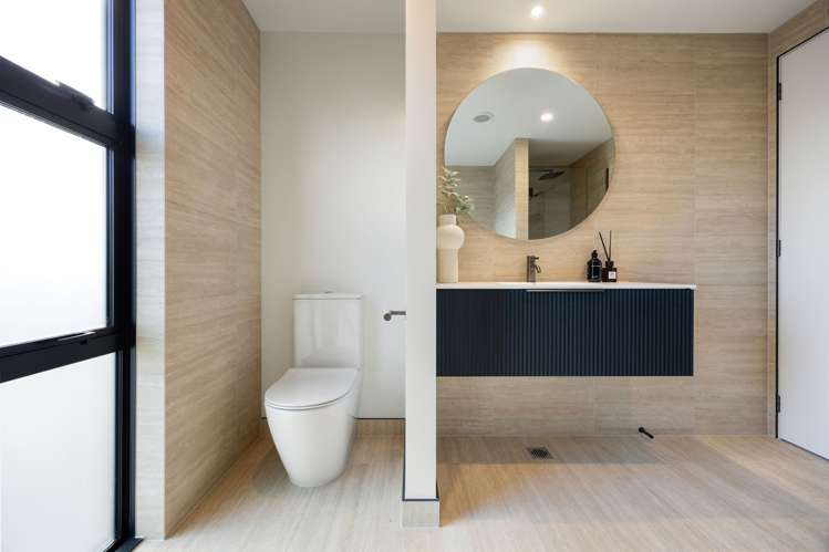 4/15 Lake Domain Drive Hamilton Lake_13