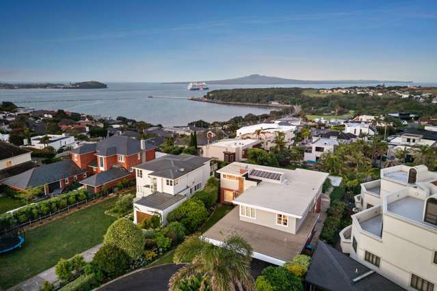 A REMARKABLE 1950s CLASSIC FAMILY HOME