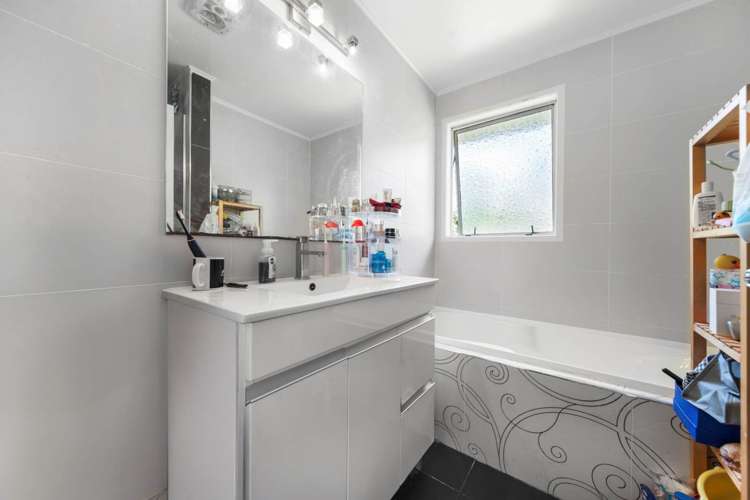 6 Theban Place Totara Vale_16