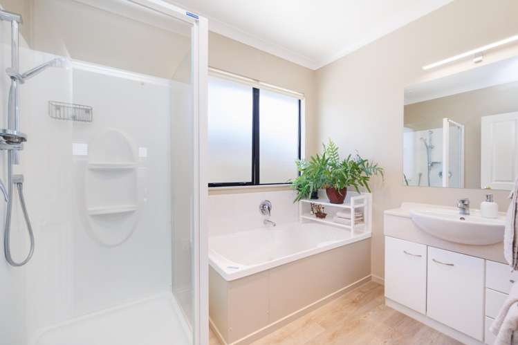 4 Meridian Grove Kelvin Grove_12