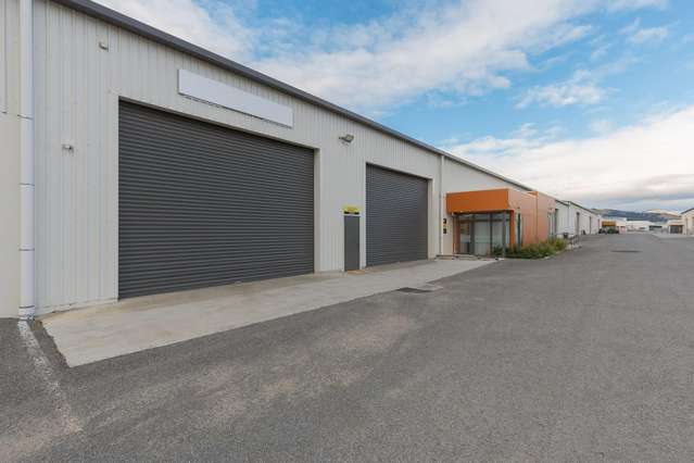 Open-Span High-Stud Warehouse with Modern Offices