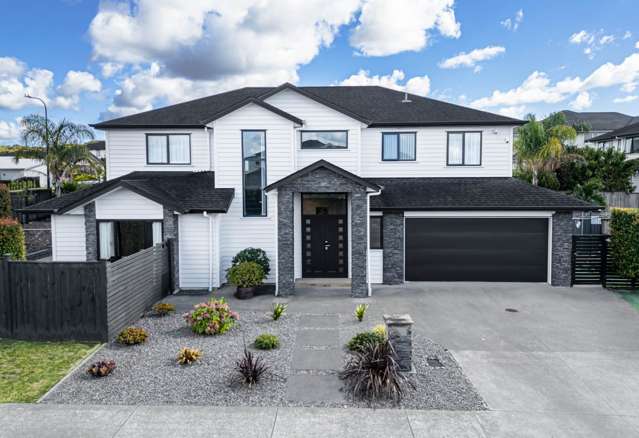 Spacious 5-Bedroom Family Home in Sought-After Orewa - Walk to School