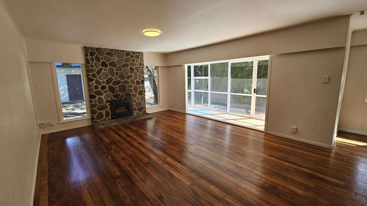 LARGE HOME FOR FAMILIES OR FLATTIES! 3