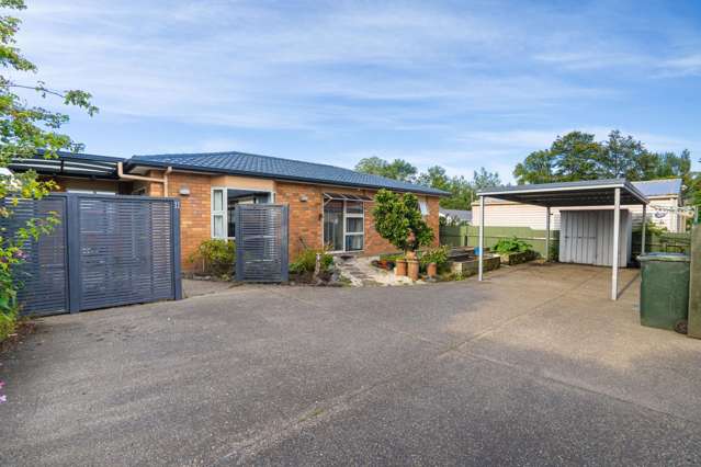 Walk to Windsor or Queens Park!