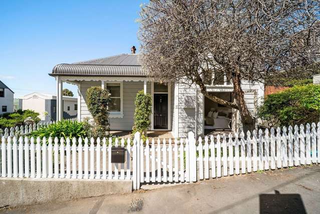 Stunning Thorndon Villa, Courtyard, Sun & Views