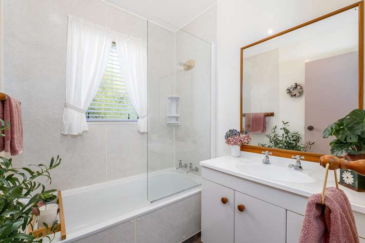 90 Omapere Street Whitby_18