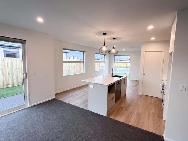 6 Accadia Drive 11103_4