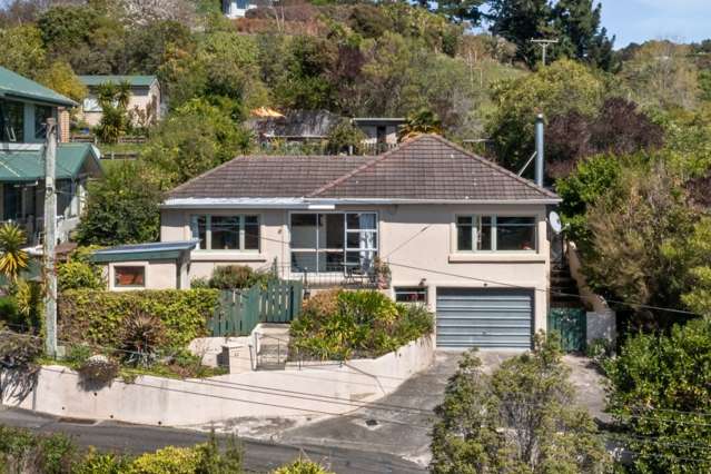 * UNDER OFFER * Freehold, Funky, Fantastic, Fabulous!