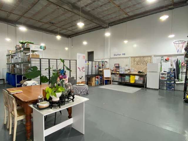 HIGH-STUD WAREHOUSE/STUDIO SPACE