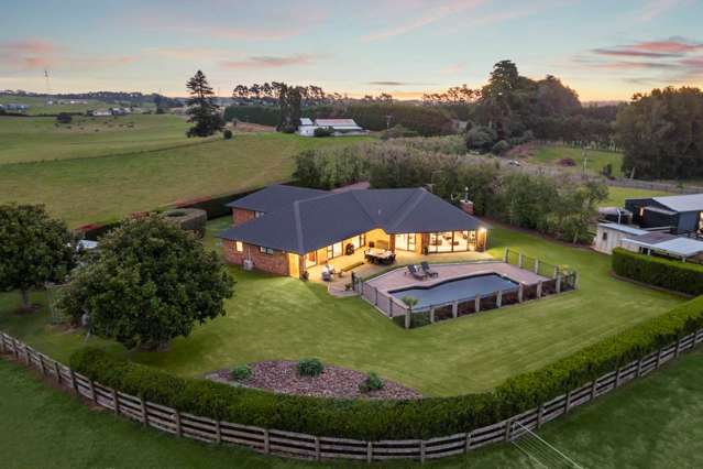 DELUXE NORTH FACING LIVING & POOLSIDE LEISURE