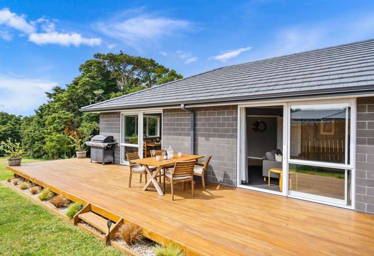 40 Pebble Beach Boulevard Te Kamo_1