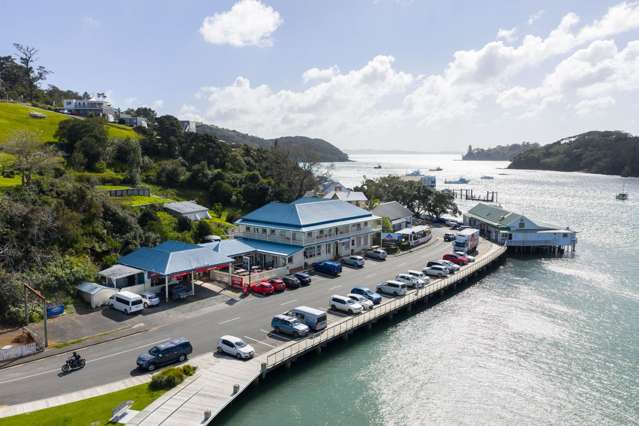 MANGONUI HOTEL, LIQUOR SHOP PLUS LAND