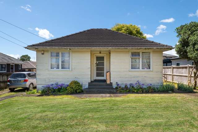 Sunny 1950s Classic on a Flat 809m² Section