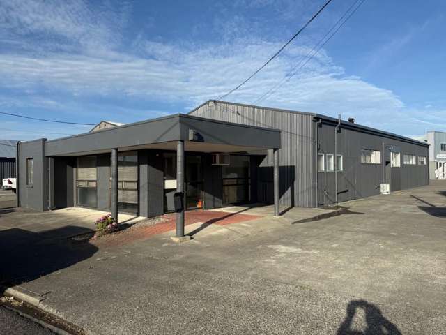 Fully Refurbished 320m&sup2; Warehouse with Office