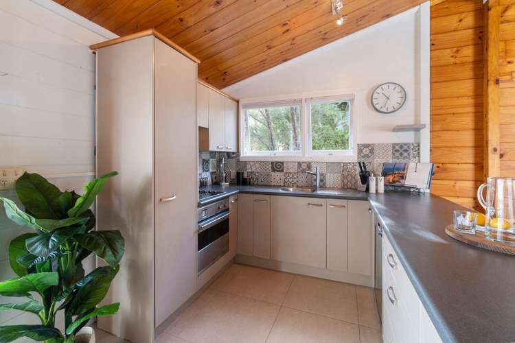 18 Easter Parade Glen Eden_6