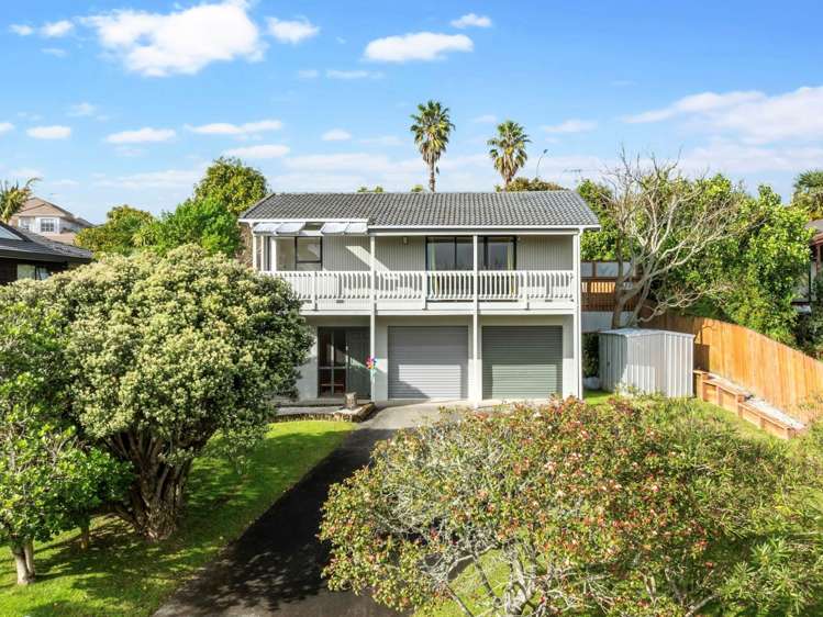 10 Photinia Place Botany Downs_1