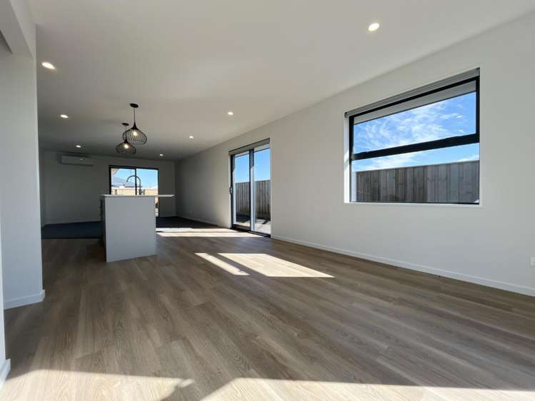 76 Accadia Drive 11103_5