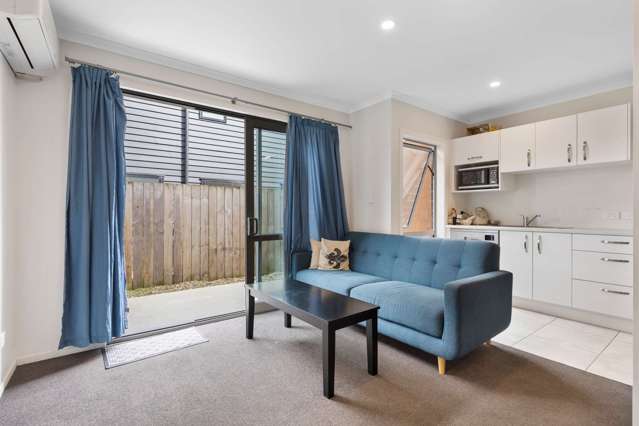 2/113 Knighton Road Hillcrest_1