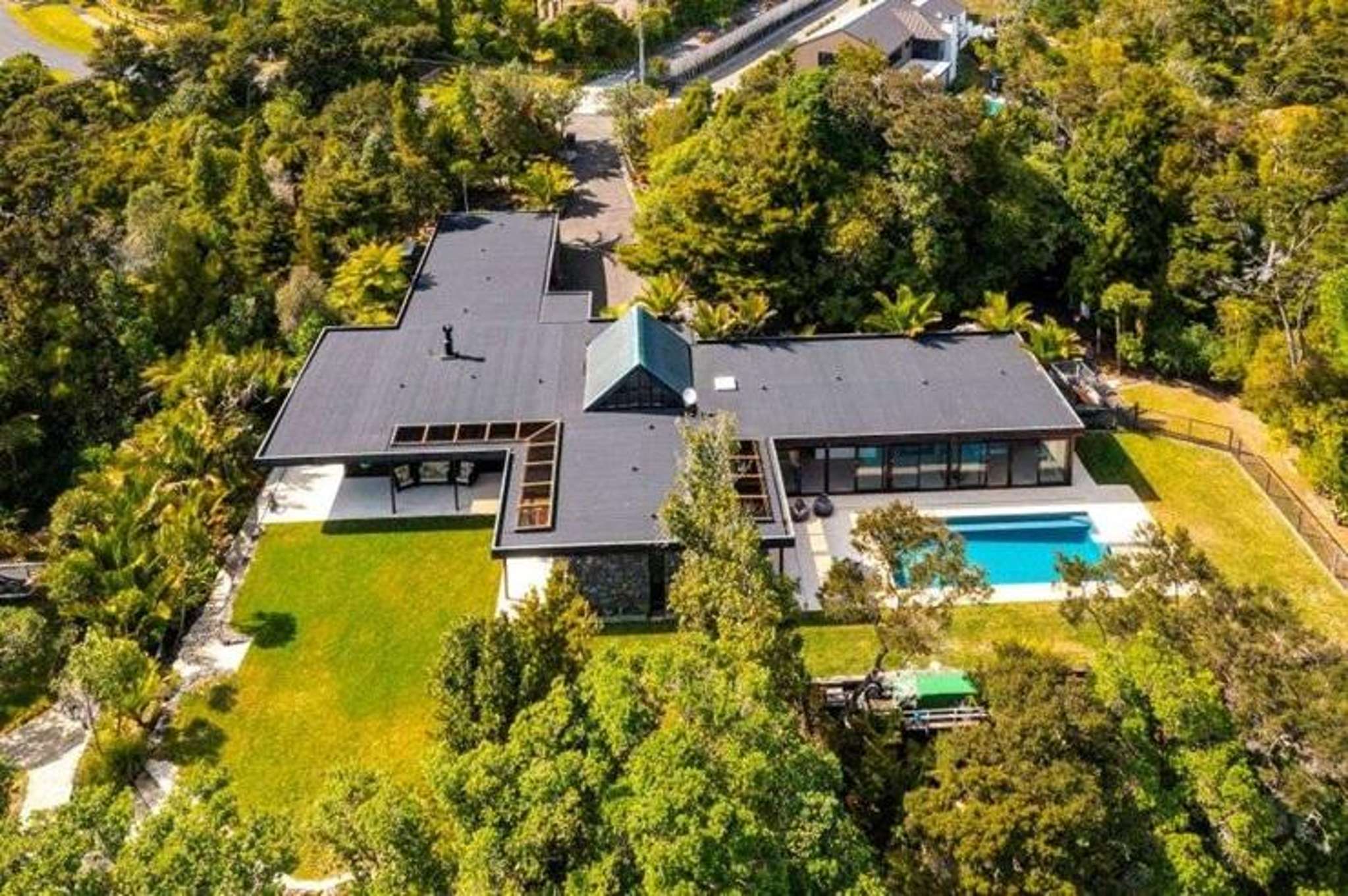 Greenhithe home sets suburb record with $6.6m sale - almost $2m above RV