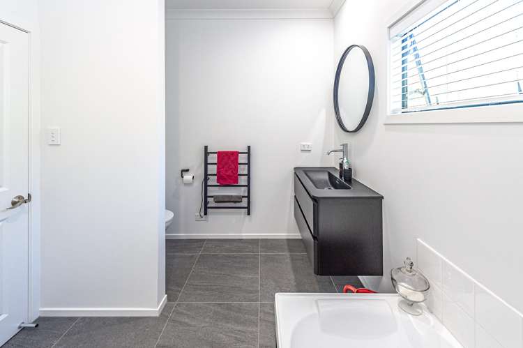 1 Shakespeare Road Bastia Hill_21