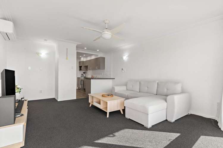 1B De Val Drive Titirangi_4