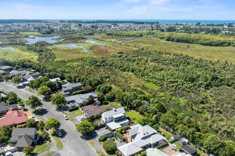 87 Travis Country Drive Burwood_23