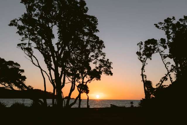 Sunset Waterfront Lodge – Mulberry Grove, Grea...