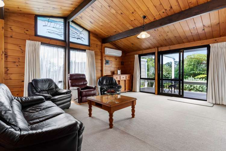 8 Bradbury Road Botany Downs_13