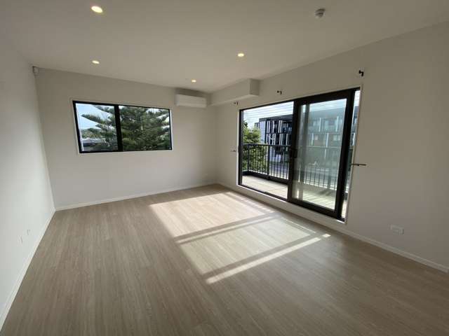 1/4052 Great North Road Glen Eden_2