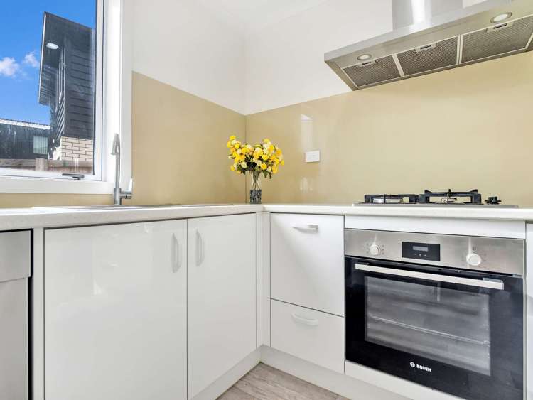 2/8 Mila Paige Close Glenview_9