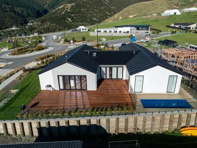 Refined Living with Sea Views