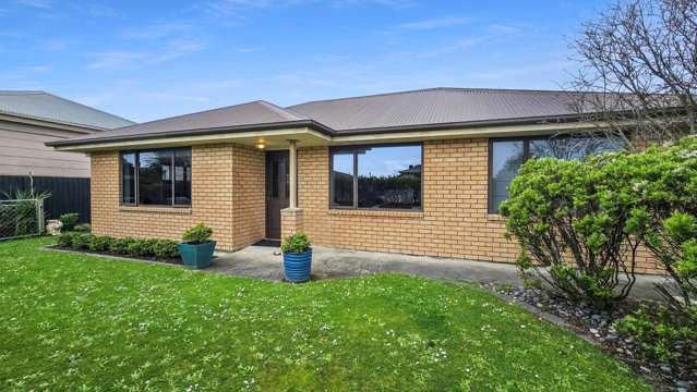 Easy-care living close to town