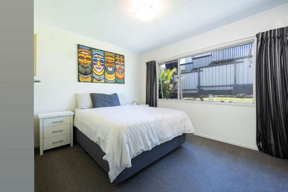 2/11 Longreach Drive_3