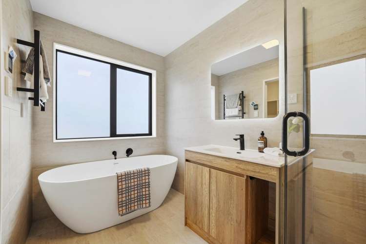 8 Wavecrest Lane Hobsonville_16