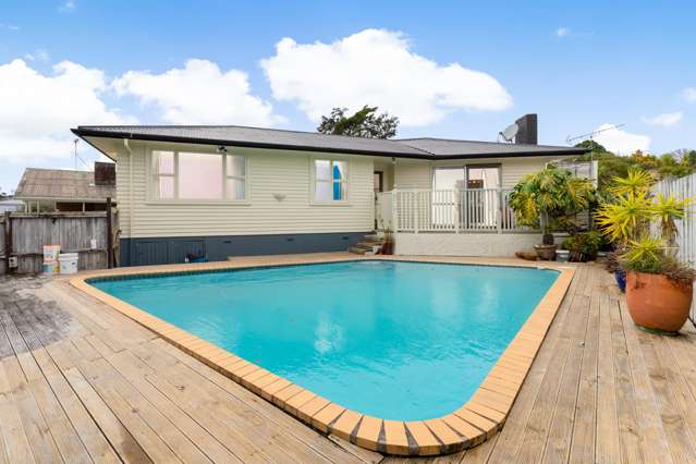 Family Home - One Level, Pool & Walk to School
