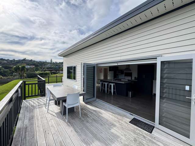 Modern & Sunny Surfdale Living