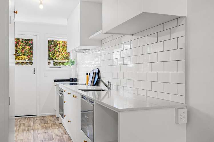 2/36 Office Road Merivale_1
