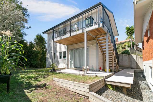 Premium Elevated 2-Beddy Upstairs Unit
