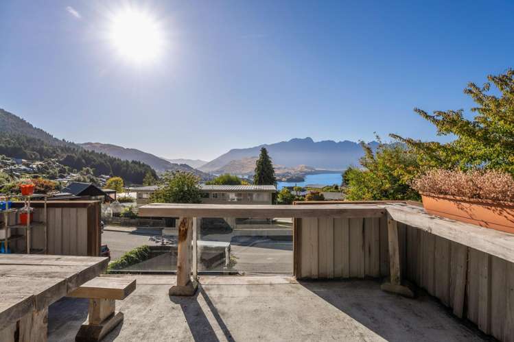 6 Wynyard Crescent Fernhill/Sunshine Bay_12