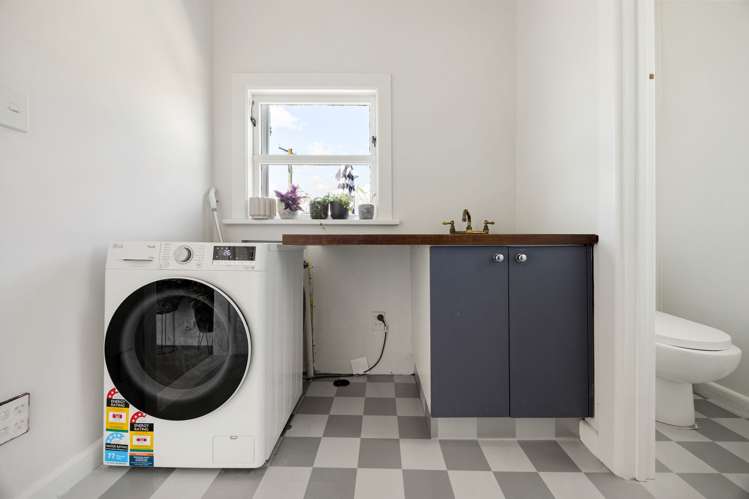 102 Naylor Street Hamilton East_17